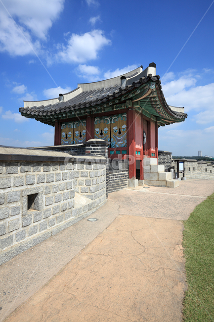 수원화성,수원성,수원,화성,문화재,사적,풍경,성,누각,망루,정자,건축,건축물,건물,전통건축,전통건축물,유적,유적지,성곽,포루,명소,하늘,구름,길,산책,산책로,고건축,조선,조선시대,관광지,문화,역사,수원시,경기도,한국,한국전통,한국문화,korean traditional,korean culture,랜드마크,landmark,tourist attraction,한국랜드마크,한국관광지,한국명소,korea landmark,korea tourist attraction,건축물,건물외관,exterior,building,structure,architecture,construction