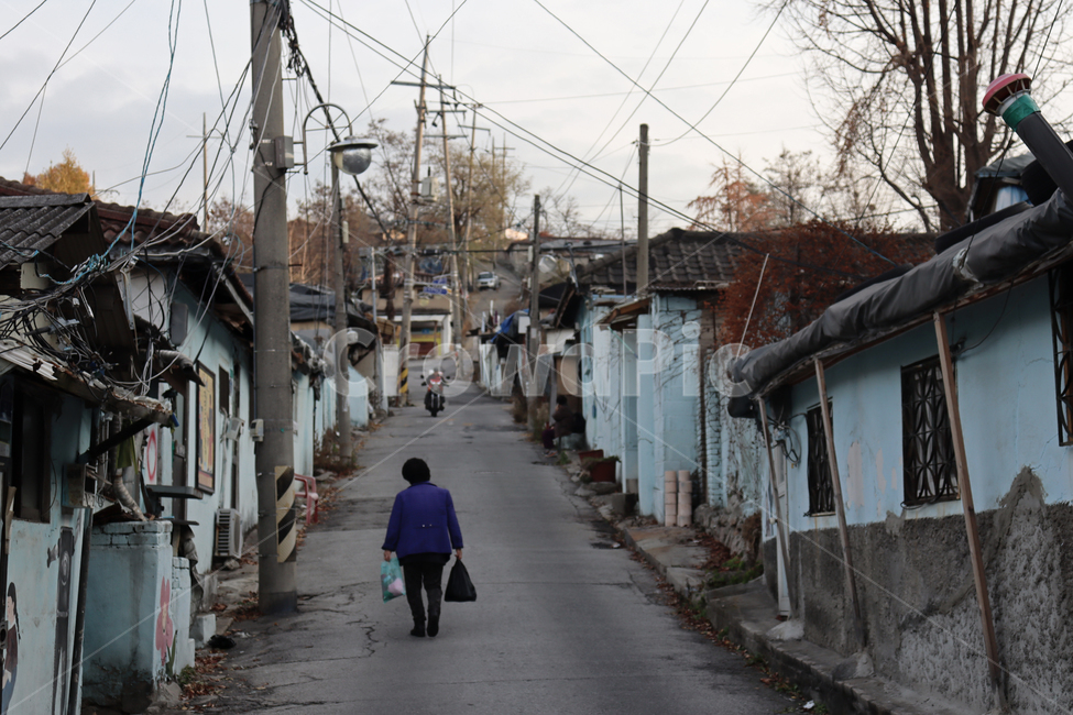 백사마을,뒷모습,오르막길,할머니,달동네,104마을,오토바이,내리막길,판자촌,허름,산동네,중계,노원,촌,골목길,alley