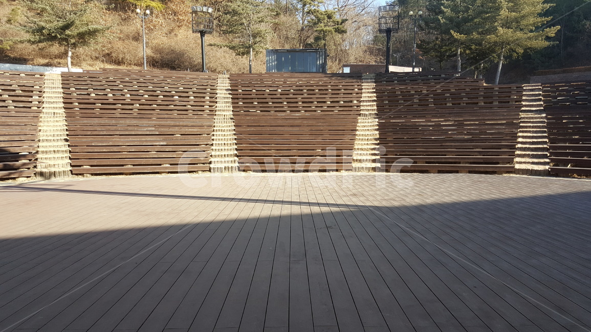 공연장,무대,야외,야외공연장,공연장치,공연시설,무대장치,객석,조명,천연조명,관람