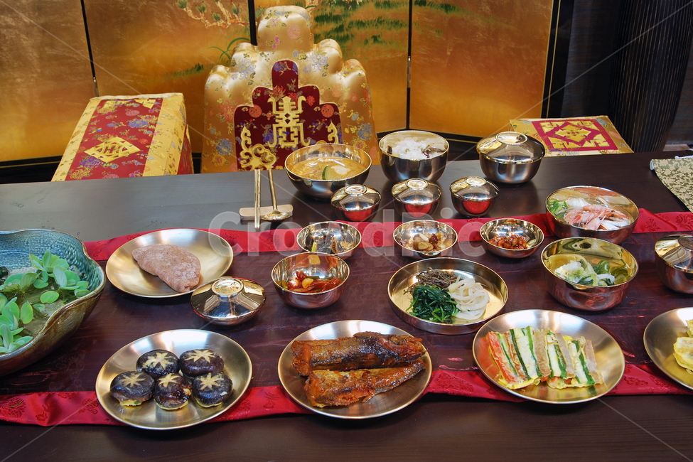 수라상,궁중,궁중음식,궁중요리,임금,왕,음식,상,상차림,한식,궁,밥상,전통,한국,한국전통,한국음식,밥,반찬,식사,요리,그릇,버섯,생선,전,나물,전통음식,음식,식재료,요리,food,cook,meal,dishes,food reserves,한식,한국음식,한국요리,korean food,korean dishes,korean meal,korean cook