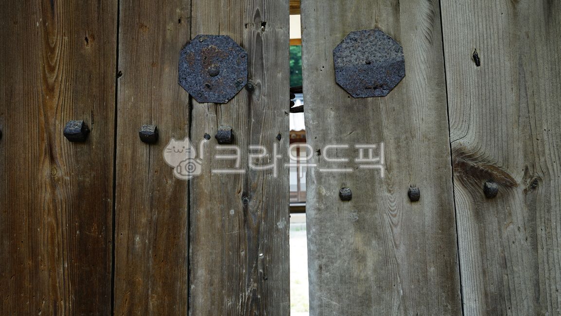 door,yard,door crack wood,Dining together,house,Red,outdoor,face,aperture,side view,tile,wood,detail,old palace,main door,hardware