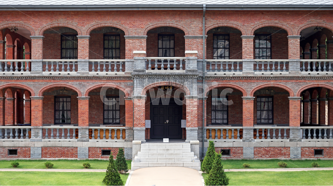 seoul,buidling,architecture,brick,green,grass,vintage,서울,덕수궁,중정원,건물,건축,외벽,벽,랜드마크,landmark,tourist attraction,한국랜드마크,한국관광지,한국명소,korea landmark,korea tourist attraction,건축물,건물외관,exterior,building,structure,architecture,construction
