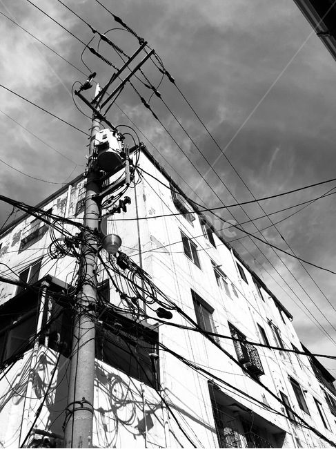 흑백,아파트,전봇대,전선,구름,도시,풍경,city,landscape,흑백,모노톤,monochrome,black and white,건축물,건물외관,exterior,building,structure,architecture,construction