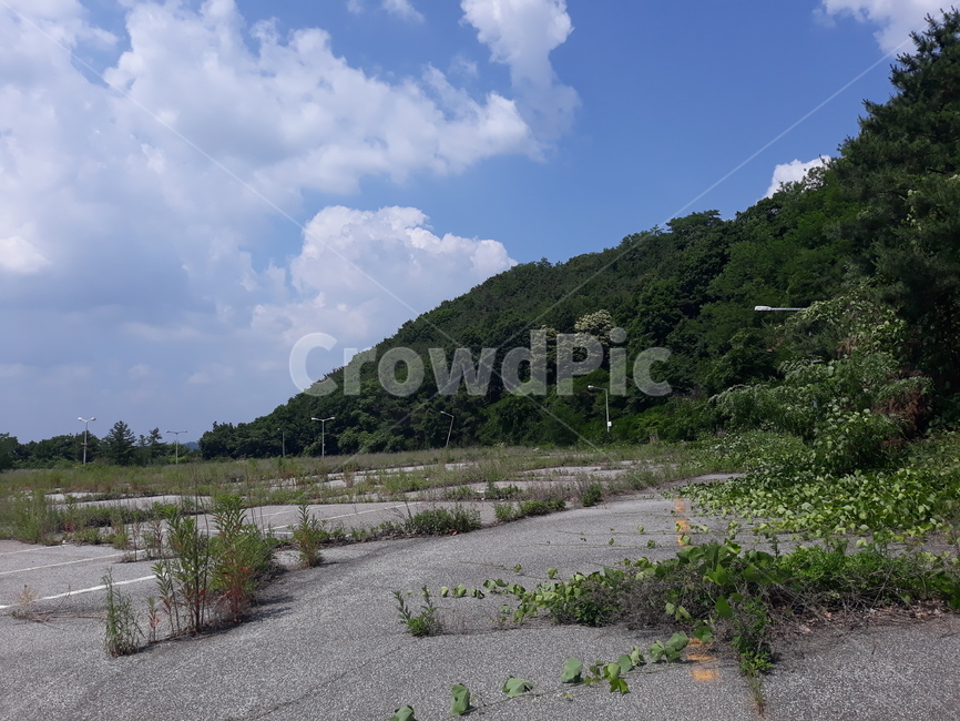 아스팔트,asphalt,도로,road,잡초,weed,잔디,grass,old,mountain,산,숲,forest,하늘,sky,자연,풍경,nature,landscape,outdoors,옥외,gravel,자갈,dirt road,흙길