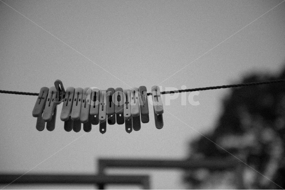 감성,집게,빨래,빨랫줄,흑백,monochorme,사진,감성,sensible,feeling,흑백,모노톤,monochrome,black and white,사물,물건,오브젝트,thing,object,matter
