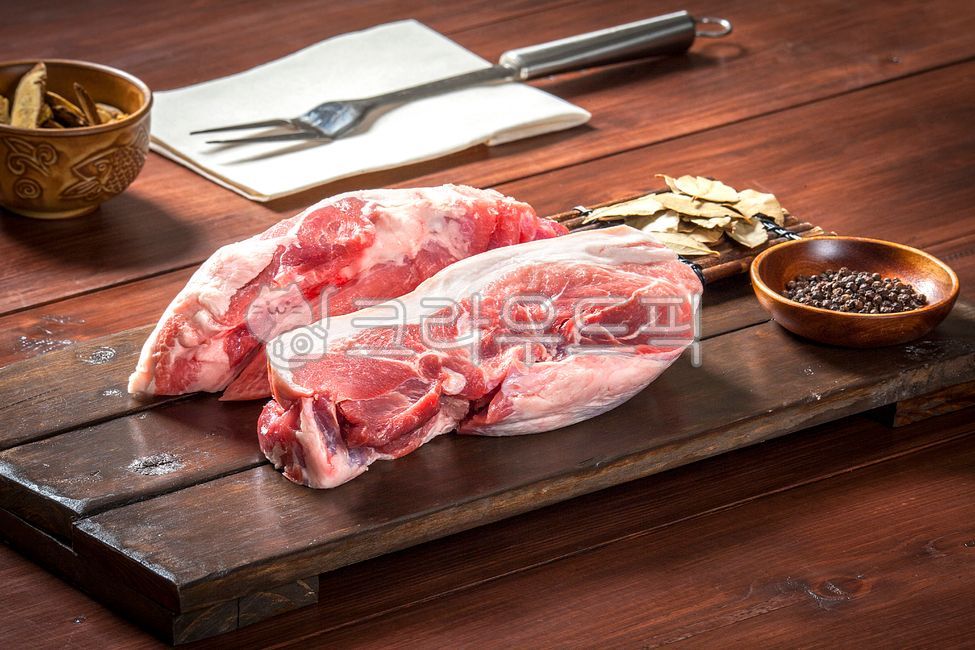 pork,돼지고기,고기,음식,food,돼지,목살,생목살,생고기,목살구이,돼지목살구이,구이,보쌈고기,돼지목살,삼겹살,생삼겹살,수육고기,돼지수육,수육,정육,정육식당,정육점,앞다리살,돼지앞다리살,근고기,돼지근고기,흑돼지,흑돼지구이,식사,흑돼지목살,흑돼지삼겹살,요리,보쌈,보쌈수육,후추,통후추,감초,월계수,월계수잎,포크,나무트레이,원목트레이,대나무받침,나무접시,접시,음식,식재료,요리,food,cook,meal,dishes,food reserves,육류,고기,meat