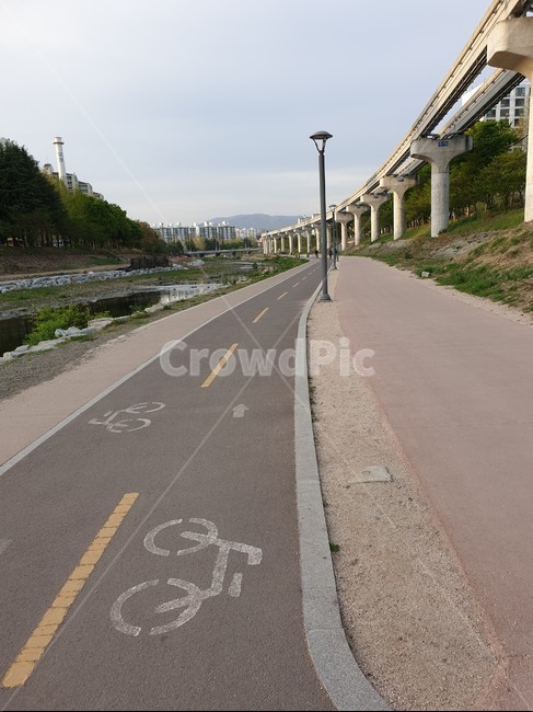 자전거길,하천,지상철,산책로,가로등,인도,풍경
