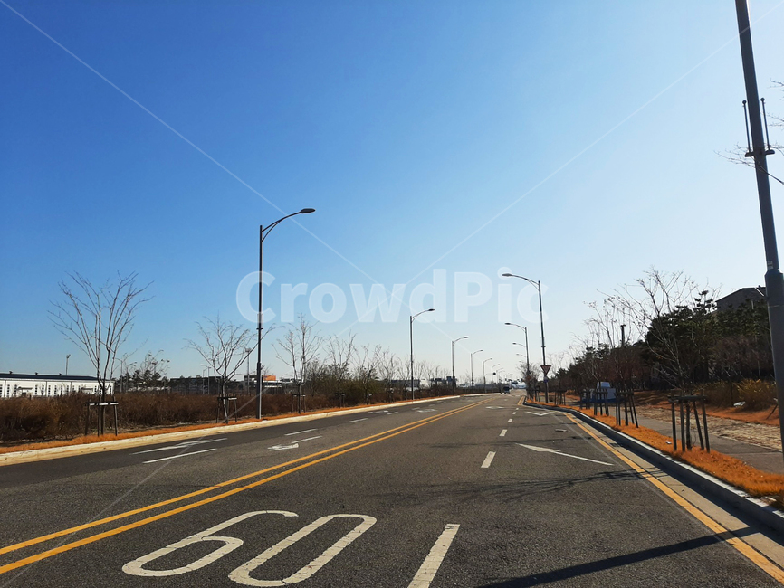 road,도로,freeway,고속도로,아스팔트,asphalt,고속도로,highway,tarmac,텅빈도로,텅빈길,60키로,안전운전,운전길,도로위,아스팔트길,길,끝없는길,끝없는도로,가로등,푸른하늘길,맑은길,푸른길,여유로운길,드라이브,레이스