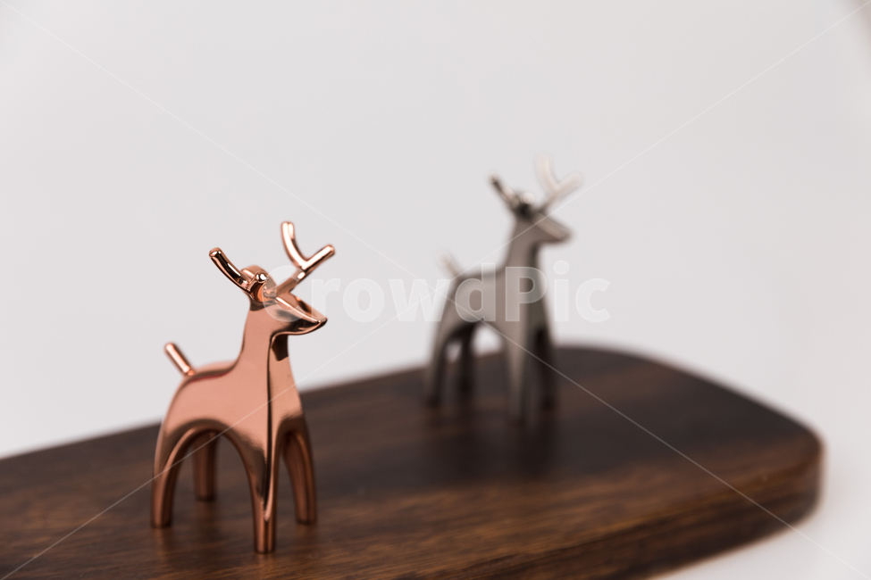 상징,심리학,생활,커플,사슴,동상,골드,실버,함께,사랑,노루,금속,럭셔리,동물,뿔,반사,빤짝,광채,gold,jewelry,도마,우드,원목,나무,wood,나뭇결,사물,물건,오브젝트,thing,object,matter,연출,컨셉,콘셉,direction,concept