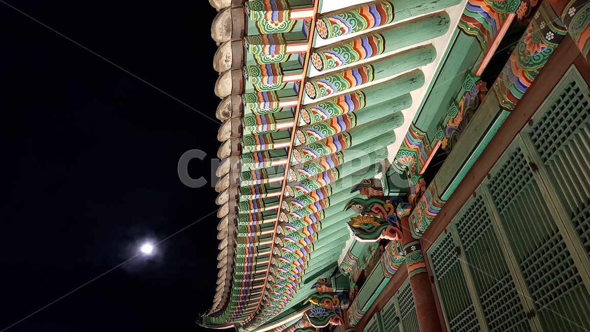 한국전통,koreantraditional,야경,한옥,단청,달,밤하늘,처마,지붕,nightscape,nightview,기와,기와지붕,전통가옥,고택