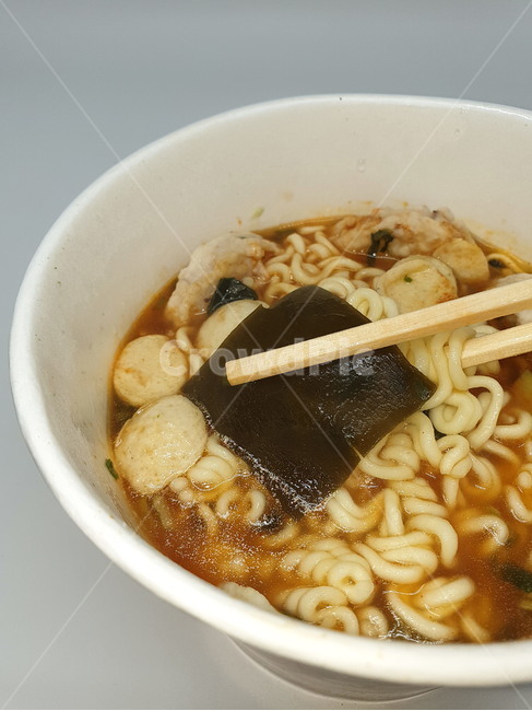 컵라면,라면,인스턴트,식품,인스턴트식품,ramen,noodle,누들,요리,식사,cook,푸드,food,국물,나무젓가락,젓가락,chopsticks,다시마,끼니,음식,식재료,요리,food,cook,meal,dishes,food reserves,면류,면요리,noodles