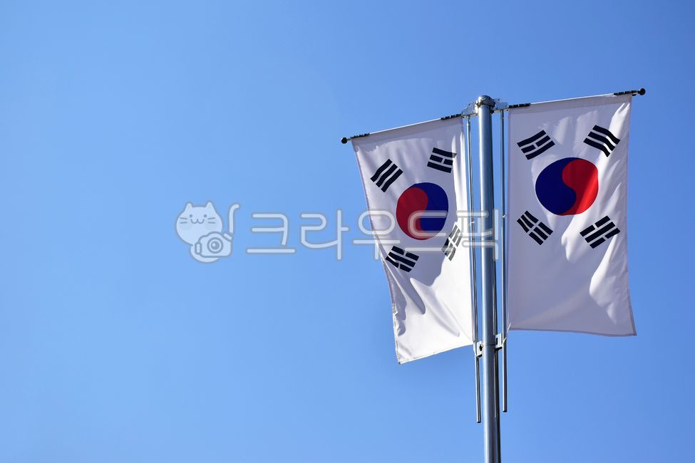 태극기,국기,한국국기,세로깃발,세로국기,펄럭이다,한국,남한,대한민국,광복절,광복,하늘,깃발,flag,korea,southkorea