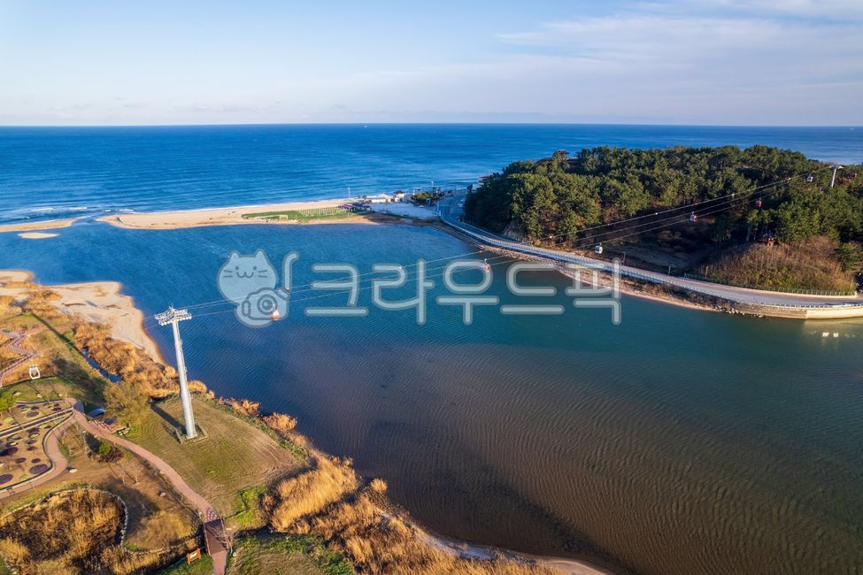 sky,coastline,cable car,Uljingun,water,sea,coast,Coast,ocean,blue,Wangpicheon Cable Car,shoreline,Uljin,Wangpicheon,river,Wangpicheon Park,park