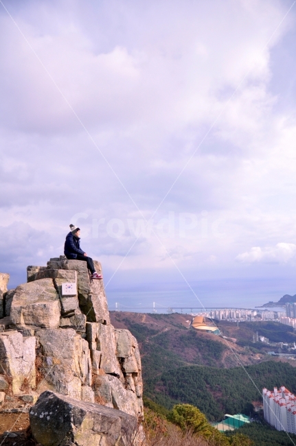 Cliff,thought,Hwangnyeongsan Mountain Beacon Mound,journey,cliff,thinking,view,mountain,agony,freedom,busan,train travel,traintrip,travel,to tomorrow,sitting