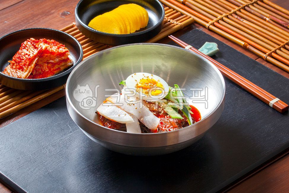 냉면,비빔냉면,물냉면,냉면육수,단무지,계절메뉴,계절음식,여름별미,냉면양념,비빔장,양념,소스,양념소스,비빔면,양념장,냉면장,여름음식,냉면무,그릇,냉면그릇,음식점,한국음식,한국음식점,요리,물냉,비냉,한국요리,점심,점심식사,별미,맛집,한식,한식요리,전통음식,전통요리,오이,야채,면,메밀면,메밀냉면,식사,음식,food,계란,후식,건강식,영양식,건강음식,영양음식,식재료