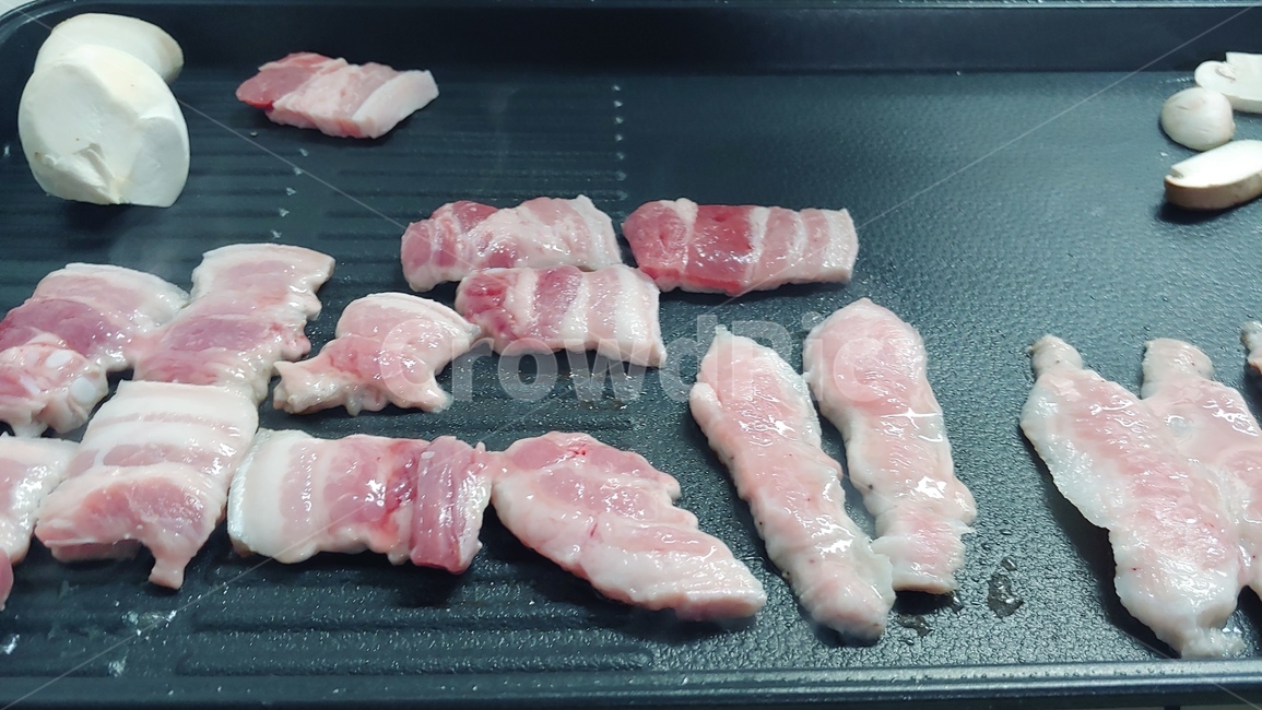 고기,삼겹살,불판,식사,굽기,음식,식재료,요리,food,cook,meal,dishes,food reserves,육류,고기,meat