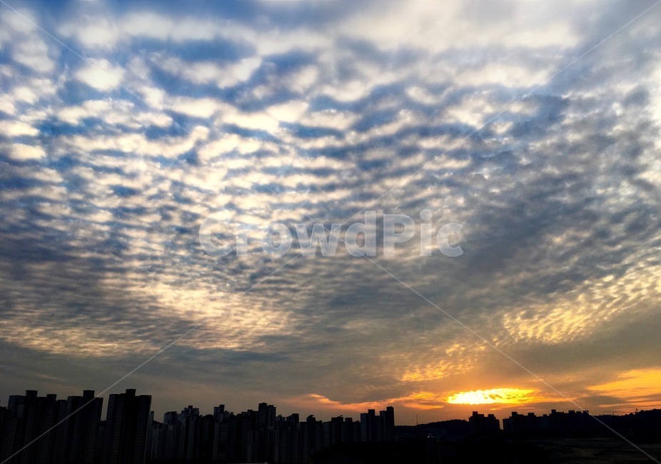 노을,구름,하늘,층운,해,도시,풍경,city,landscape,한국도시풍경,한국도시경관,korea cityscape,nature,자연,outdoors,옥외,sky,sunlight,햇빛,sunset,일몰,red sky,붉은 하늘,dusk,황혼,dawn,새벽