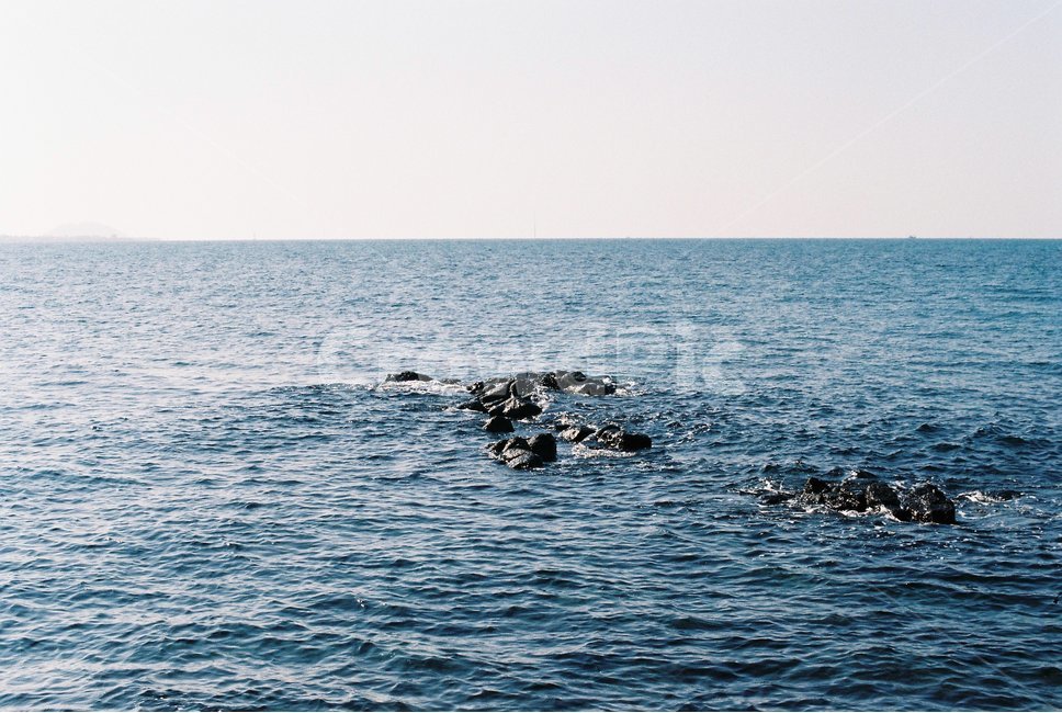 제주도,애월해변,해변,바다,풍경,배경,필름사진,필름카메라,film,filmpic,filmcamera,jejuisland,하늘,잔잔함,감성사진,자연,풍경,nature,landscape,outdoors,옥외,water,물,sea,ocean,대양,promontory,곶,adventure,모험,leisure activities,레저 활동