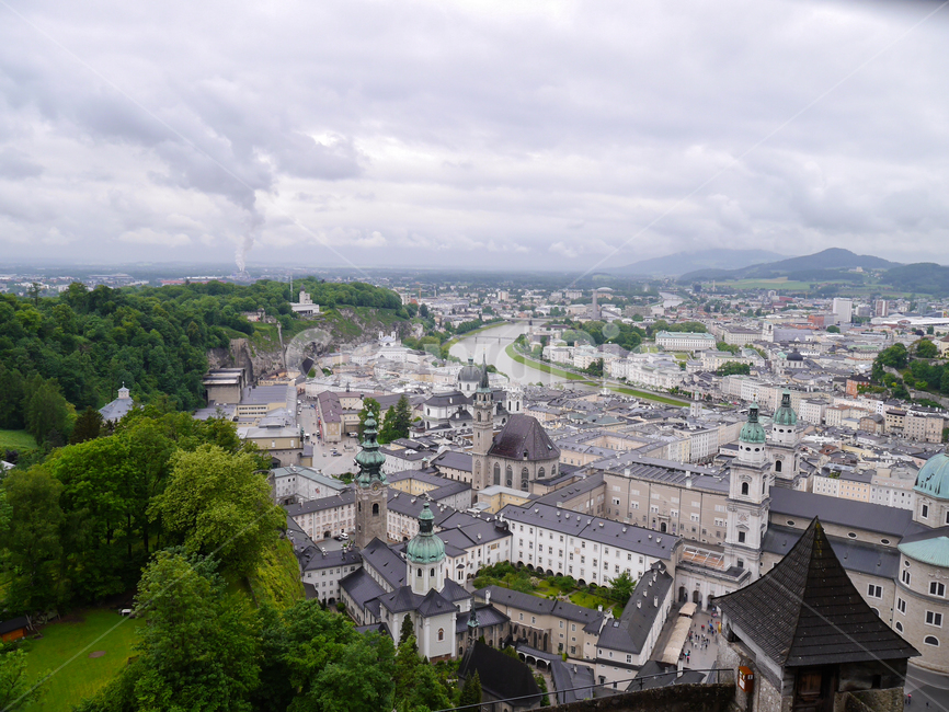 잘츠부르크,오스트리아,짤츠부르크,동유럽,풍경,경치,유럽,전경,호엔잘츠부르크성,자연,경관,아름다운,도시,관광지,여행지,관광도시,모짜르트,바로크,바로크양식,중세,중세도시,중세건물,건물,건축물,바로크건축,흐린,먹구름,구름,도시,풍경,city,landscape,해외,외국,세계,foreign,oversea,world,세계도시풍경,해외도시풍경,외국도시풍경,world cityscape,nature,outdoors,옥외,scenery