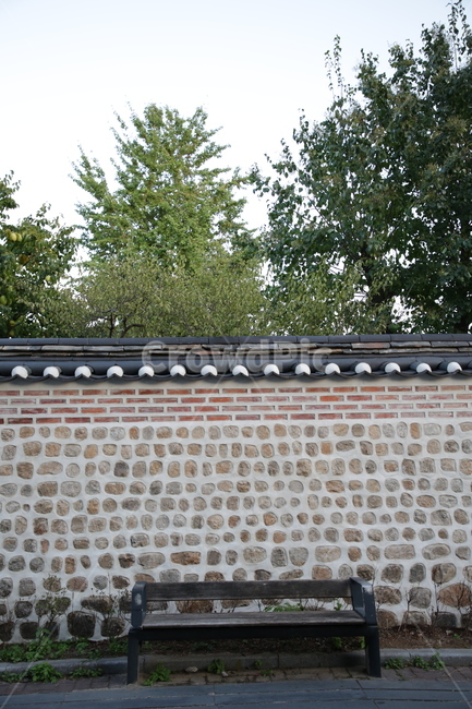안국,한옥거리,담장,한옥마을,기와,나무,감성사진,한국전통,한국문화,korean traditional,korean culture,건축물,건물외관,exterior,building,structure,architecture,construction