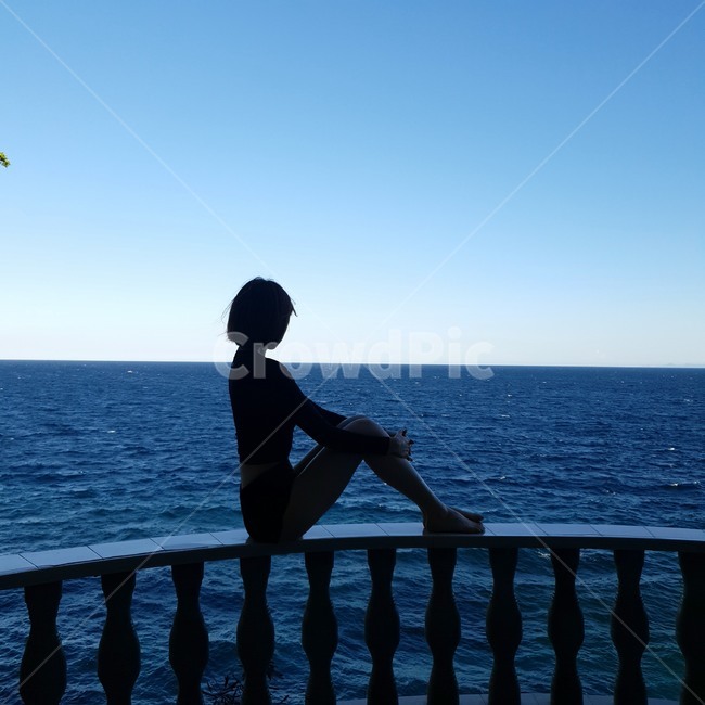 사람,person,human,인간,난간,railing,바다,sea,beach,실루엣,여자,girl