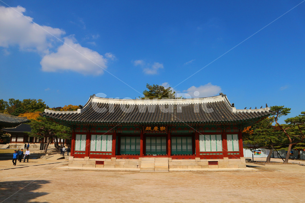 창경궁,환경전,궁,조선시대,관광,changgyeonggung,palace,tourism,seoul,korea,하늘,한국전통,한국문화,korean traditional,korean culture,랜드마크,landmark,tourist attraction,한국랜드마크,한국관광지,한국명소,korea landmark,korea tourist attraction,사람들,대중,군중,other people,crowd,건축물,건물외관,exterior,building,structure,architecture,construction