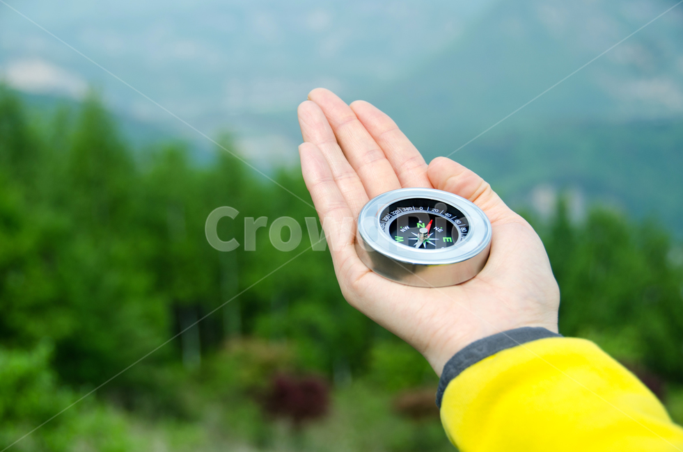 손,나침반,자연,모험,방향,화살표,배경,발견,장비,탐험,여성,지리,잔디,녹색,가이드,하이킹,산,탐색,북쪽,야외,경로,사람,남쪽,봄,여름,여행,여자,백그라운드,컨셉,안내,아웃도어,여행,휴가,traveling,vacation,trip