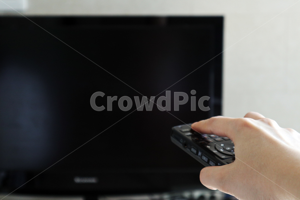 켜다,리모콘,리모컨,텔레비젼,tv,사람,손가락,전원,여가,오른손,손,몸,전자제품,person,화면,인간,human,보다,휴가,취미,실내,누르다,버튼,검정색,검정