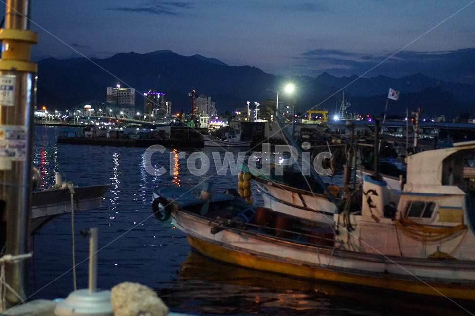 watercraft,선박,vessel,transportation,차량,water,물,boat,보트,waterfront,교통,배,항구,포구,야경,밤,풍경,nightscape,night,landscape,산업,industry,industrial,어업,fishery,fishing industry