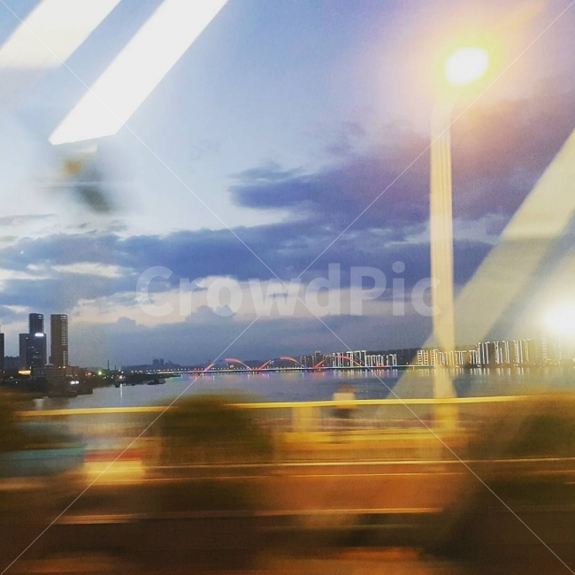 비,자동차,다리,쓸쓸함,밤,어둠,차,도시,풍경,city,landscape,교통,교통수단,traffic,transportation,감성,sensible,feeling