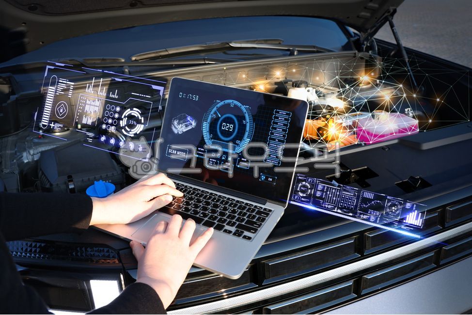 홀로그램,ai,인공지능,컴퓨터,노트북,자동차,엔진룸,보닛,배터리,점검,스캔,스캐너,기계,기술,검사,분석,전기차,하이브리드,수리,엔지니어,수송,작업,정비소,정비사,차고,센서,고장,엔진,스크린,화면