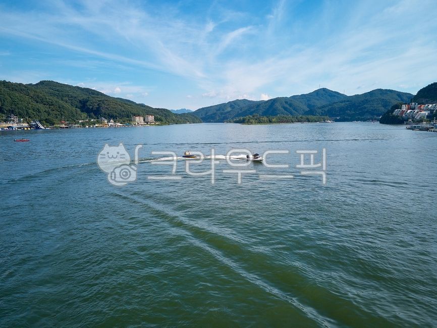 수상스키,수상스포츠,라이프스타일,수상레저,레저활동,스포츠,레포츠,강,한강,여름휴가,북한강,여름스포츠,운동,아웃도어,휴양,휴가,행복,즐거움,파도타기,보트,사람,풍경,한국,운동경기,모터보트,물보라,액션,실외,실외운동,레크리에이션,탑앵글,항공촬영,드론촬영,가평군,물살,waterskiing,watersports,lifestyle,waterleisure,leisureactivities,leisure,hanriver,bukhangangriver,summerholiday,summersports,exercise,recreation,vacation,happiness,fun,surf,boat,people,landscape,korea,sports,motorboat,waterstorm,outdoor,aerialshooting,aerialdrone