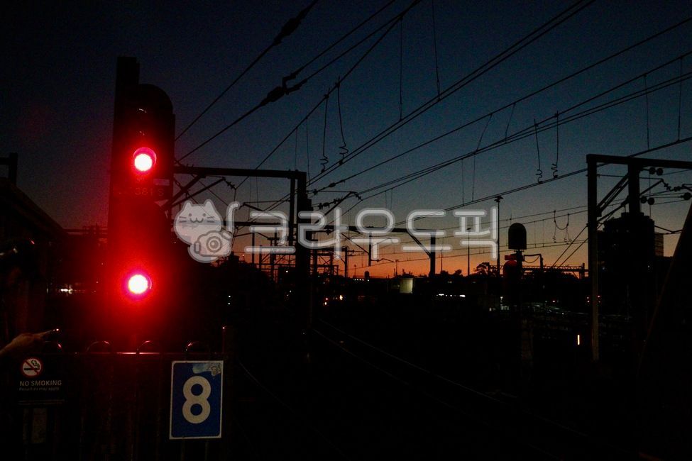 subway,sunset,leave work,go to work,Traffic Light,Emotion,commute,train track,End of day