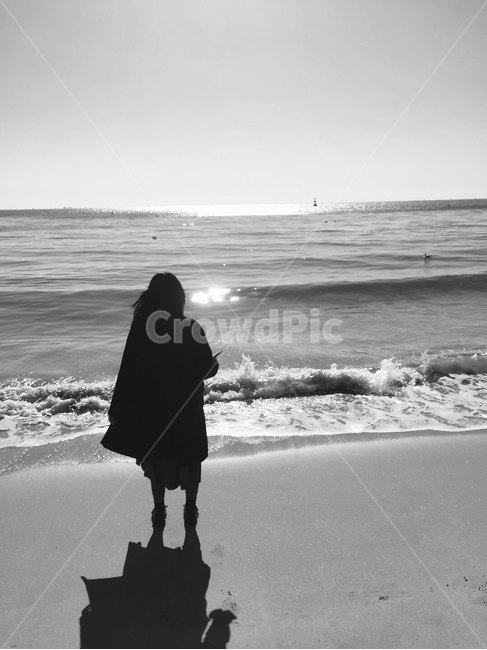 바다,뒷모습,파도,겨울,흑백,해변,바다,beach,sea,사람,인물,인간,human,person,여성,여자,woman,female,lady,여행,휴가,traveling,vacation,trip,감성,sensible,feeling,흑백,모노톤,monochrome,black and white