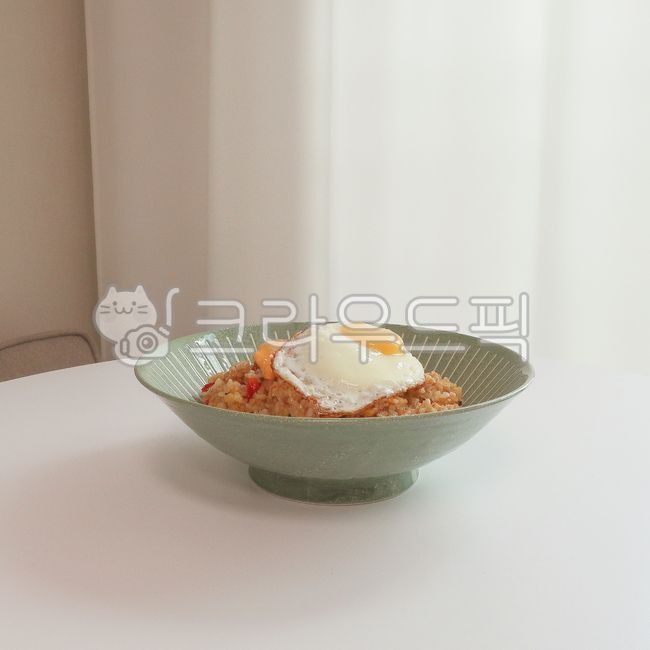 필라프,볶음밥,야채볶음밥,한그릇요리,요리,집밥,그릇,도자기볼,계란후라이,달걀후라이,계란,달걀,테이블,식탁,플레이팅