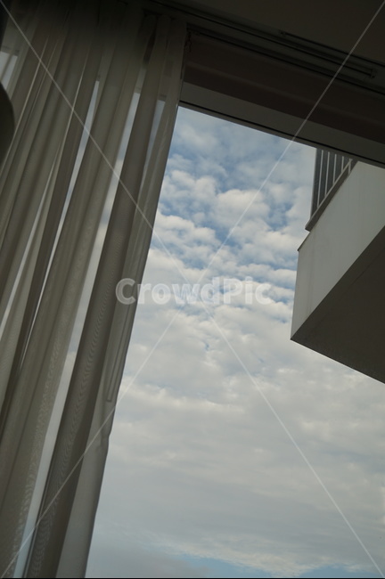 하늘,sky,구름,맑은,window,커텐,블라인드,하늘보기,구름많은,고요한,아늑한,실내,편안한,휴가,휴식,힐링,자연,풍경,nature,landscape