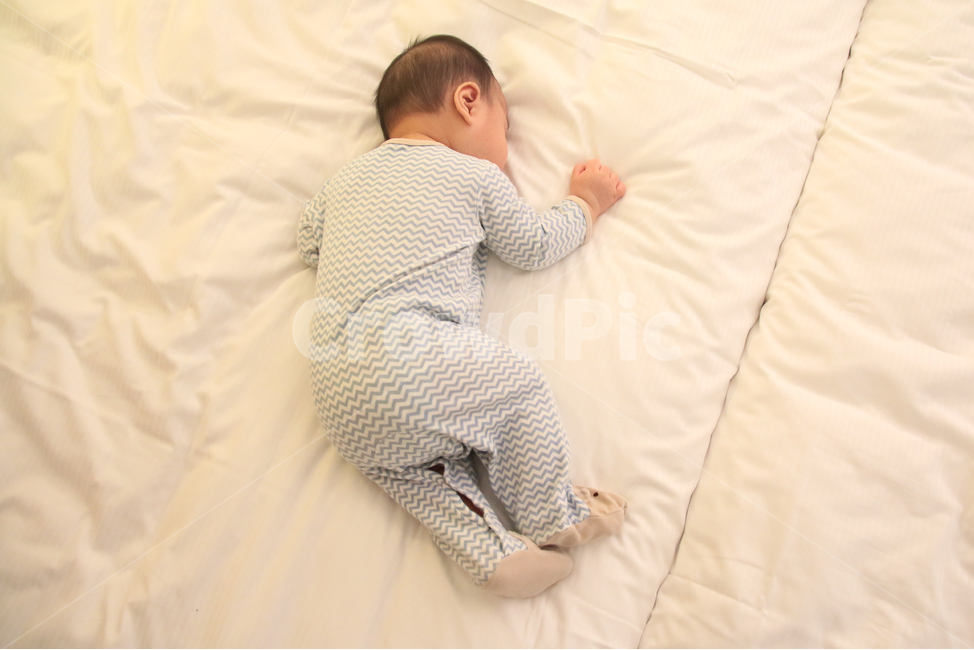 아기,잠든,꿈나라,남자아기,애기,호텔,호텔침대,린넨,흰색,하얀색,잠,숙면,귀여운,작은,앙증맞은,자세,포즈,수면,육아,가족,침구,침대,사람,인물,인간,human,person,영유아,아기,애기,아이,infants,baby