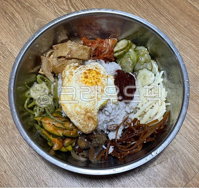 양푼비빔밥,비빔밥,양푼,비빔,밥,쌀,쌀밥,오이무침,오이볶음,가지볶음,감자볶음,고구마순볶음,고구마순,우엉조림,오뎅볶음,어묵볶음,계란후라이,달걀후라이,후라이,달걀,계란,고추장,밑반찬,반찬,밥반찬,배추김치,음식,요리,식사,식재료,먹방,김치,오뎅,어묵,오이,가지,우엉,감자,food,dish,meal,cook,rice,egg