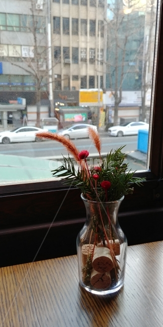 테이블,창가,화병,꽃병,조화,디피,DP,조화꽃,꽃,창가자리,창문,식물,자연,plants,nature,실내용화초,화분,화초,house plant,인테리어,실내디자인,interior design