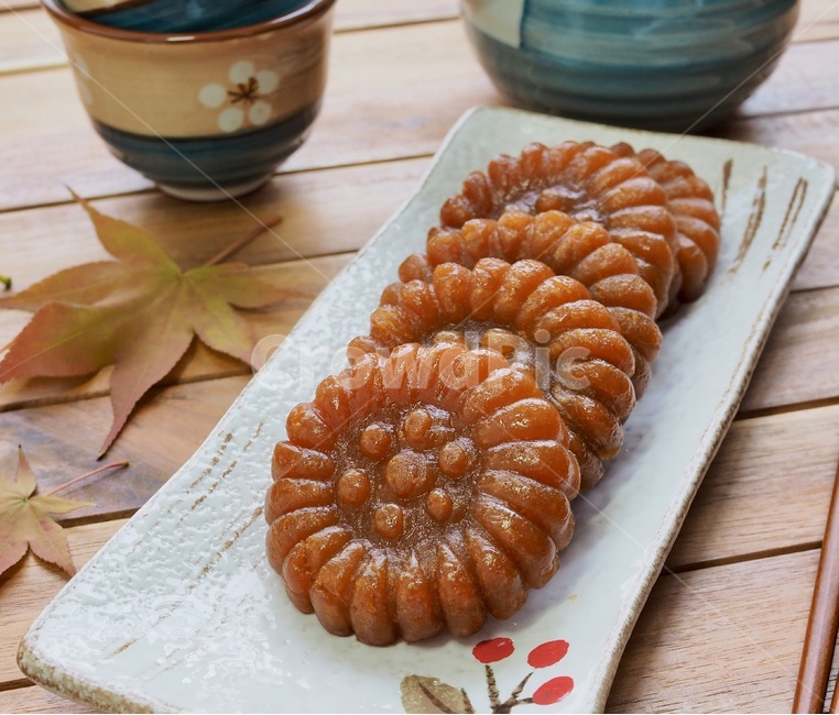 한국음식,식품,한식,한국문화,한국,배경,음식문화,웰빙,문화,아시아,아시아음식,접시,전통,설날,추석,음식,추석음식,설날음식,명절,명절음식,떡,koreanfood,korea,koreanculture,food,background,foodculture,wellbeing,culture,asia,asianfood,dish,tradition,ricecake,한국과자,전통과자,과자,한과,한국전통과자,쌀과자,간식,후식,스낵,가을,단풍잎,약과,음식,식재료,요리,food,cook,meal,dishes,food reserves,한식,한국음식,한국요리,korean food,korean dishes,korean meal,korean cook,디저트,간식,후식,dessert,snack,연출,컨셉,콘셉,direction,concept