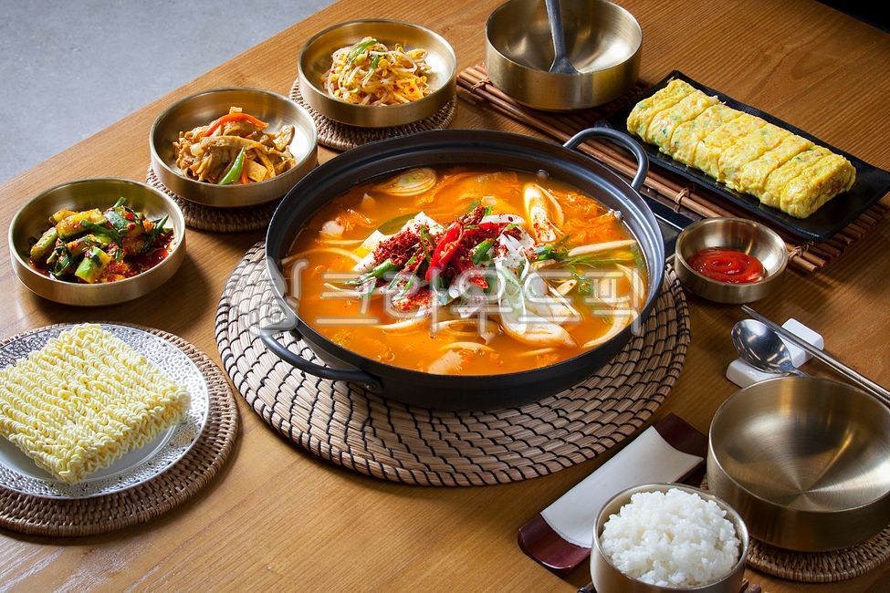 김치찌게,김치찌개,돼지고기,돼지고기김치째개,돼지고기김치찌게,식사,음식점,식당,국물,얼큰,식재료,두부,고추,파,food,한국음식,전통음식,김치,묵은지,한국김치,한식,숙성김치,야채,채소,두부전골,두부요리,요리,한국요리,전통요리,돼지김치찌개,돼지김치찌게