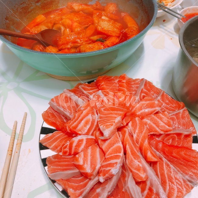 연어,떡볶이,salmon,food,음식,음식,식재료,요리,food,cook,meal,dishes,food reserves,수산물,해산물,fishery products,seafood,한식,한국음식,한국요리,korean food,korean dishes,korean meal,korean cook