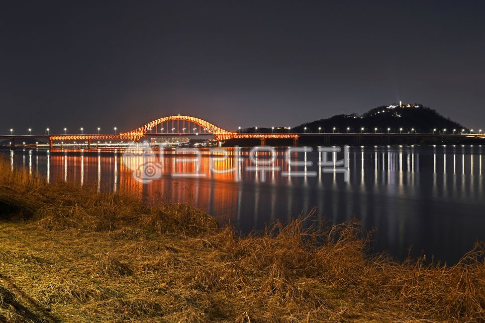 night view,arch truss bridge,Han River Bridge,reflection,light,Banghwa Bridge,Han River night view,Han River