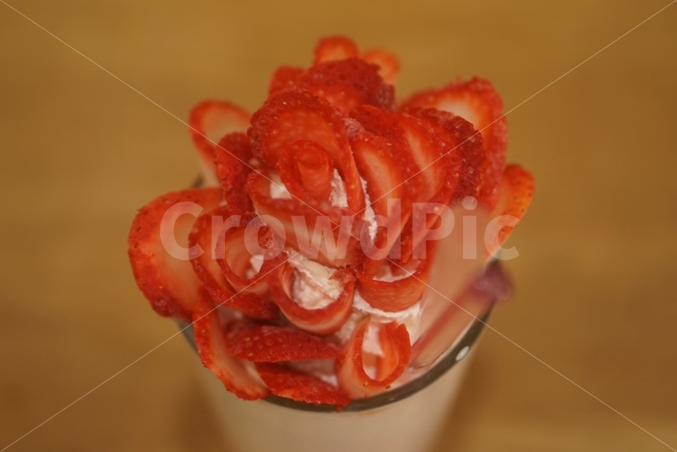 디저트,컵,생크림,딸기,과일,음료,카페,strawberry,dessert,drink,whippedcream,음식,식재료,요리,food,cook,meal,dishes,food reserves,디저트,간식,후식,dessert,snack