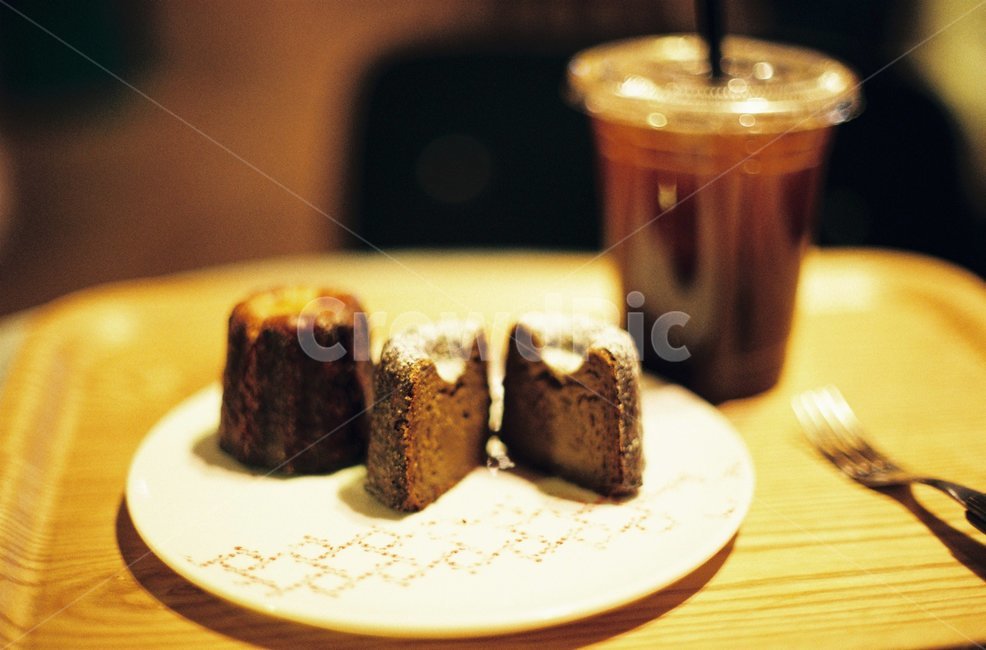 카페,커피,테이블,까눌레,포크,필름,필름사진,cafe,coffee,fork,cannele,cannelé,film,sweets,디저트,간식,후식,dessert,snack
