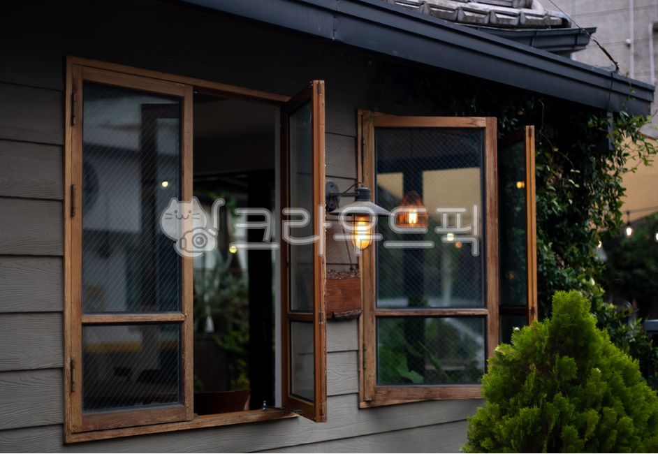 예쁜등,창문,길거리,건물,도시,카페,윈도우,창틀,prettylamp,street,building,city,cafe,window,windowframe