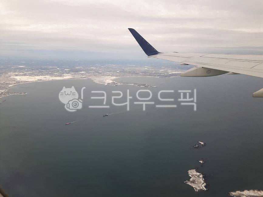 비행기,항공기,항공뷰,해외여행,비지니스,비즈니스,출장,휴가,날개,교통,비행,공항,하늘,태양,구름,햇빛,감성,창공,공중,바다,섬,해안,바닷가,여권,탑승,airplane,aircraft,flight,transportation,sea,island,snow,wing