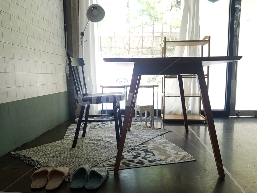 의자,테이블,스텐드,원목테이블,화이트,인테리어,실내디자인,interior design