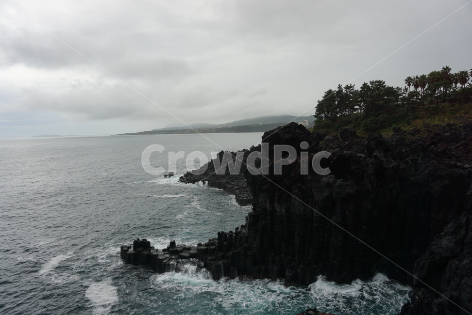 자연,바다,현무암,주상절리,낭떠러지,먹구름,제주도,nature,자연,풍경,nature,landscape,제주도,jeju,jeju island,promontory,곶,outdoors,옥외,cliff,land,땅