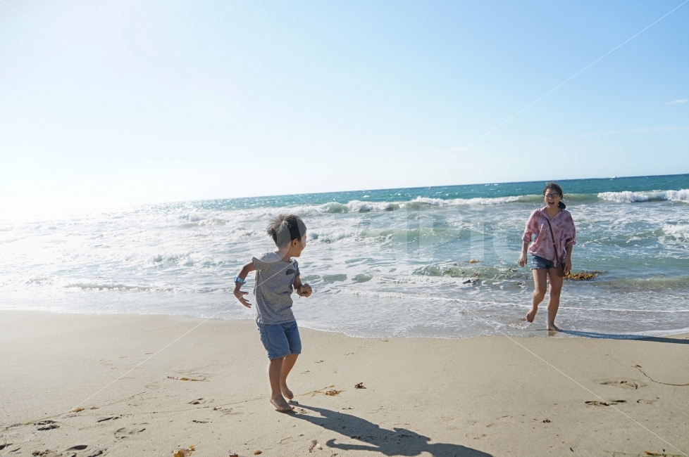 가족,해변,바다,아이,비치,한국사람,해외,감성,연출,휴식,모래사장,California,UnitedStates,Sea,Beach,Family,Landscape,Korean,Asian,여름,계절,summer,season,자연,풍경,nature,landscape,해변,바다,beach,sea,사람,인물,인간,human,person,가족,패밀리,family,어린이,어린아이,child,children,kid,감정표현,기분,feeling,emotion,여행,휴가,traveling,vacation,trip,shorts,반바지